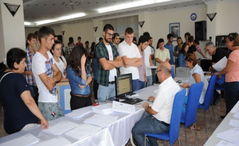 BAÜ Rektörü Alkan yeni öğrencilerin kayıt heyecanına ortak oldu