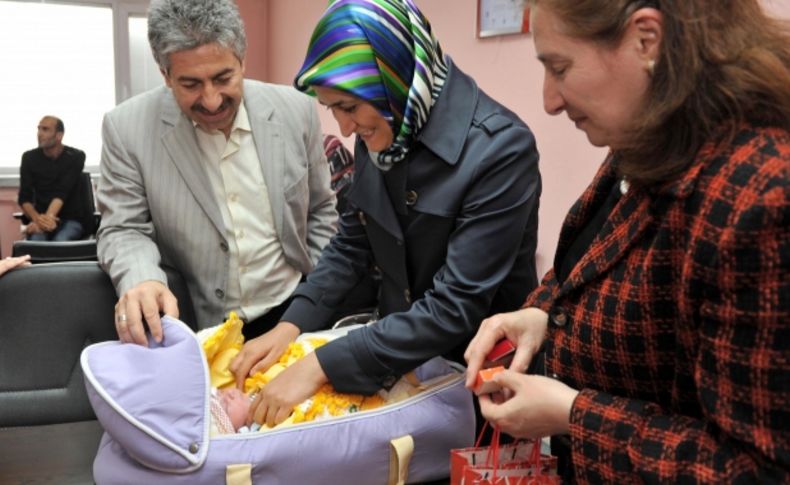 Bayan Ayanoğlu, Kutlu Doğum anısına 30 bebeğe 30 altın taktı