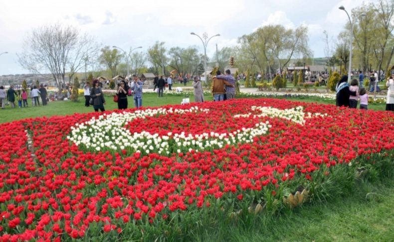 Bayrak motifli lalelerle hatıra fotoğrafı