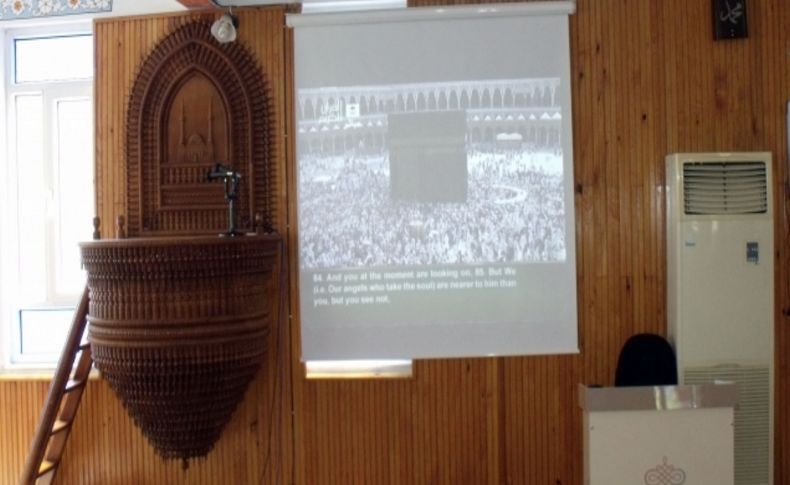 Bayrakçı Camii'nde Kabe görüntüsü eşliğinde namaz kılınıyor