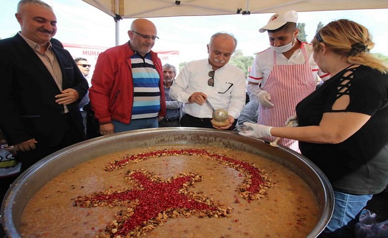 Bayraklı'da 15 bin kişilik aşure ikram edildi