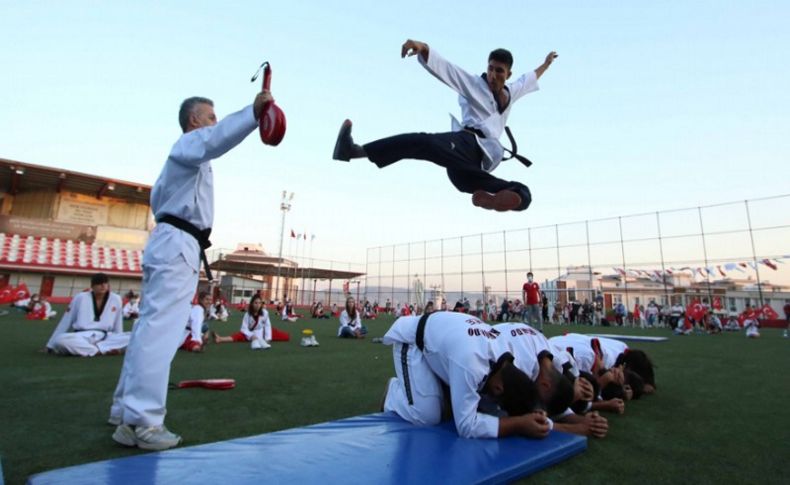 Bayraklı'da spor kurslarına katılan çocuklar sertifikalarını aldı