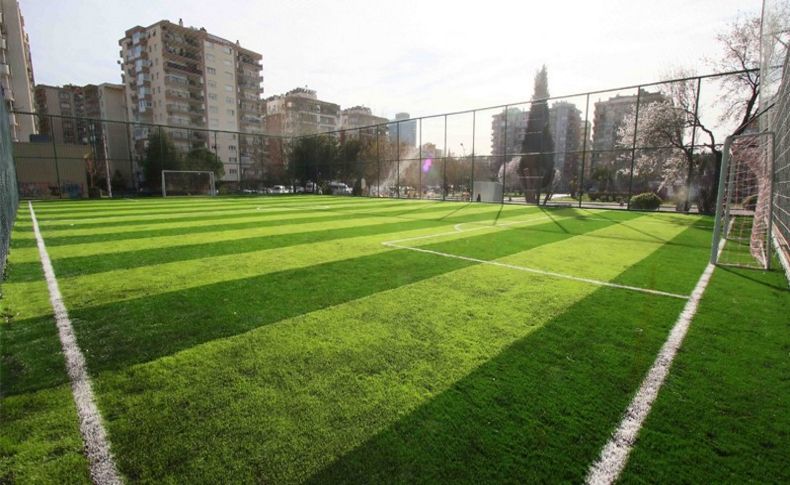 Bayraklı’nın halı sahaları göz kamaştırıyor