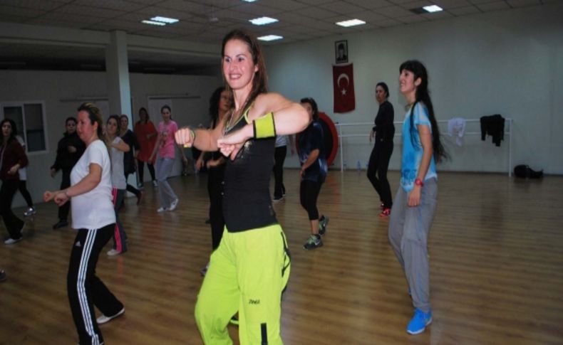 Bayraklı'da zumba eğitimi