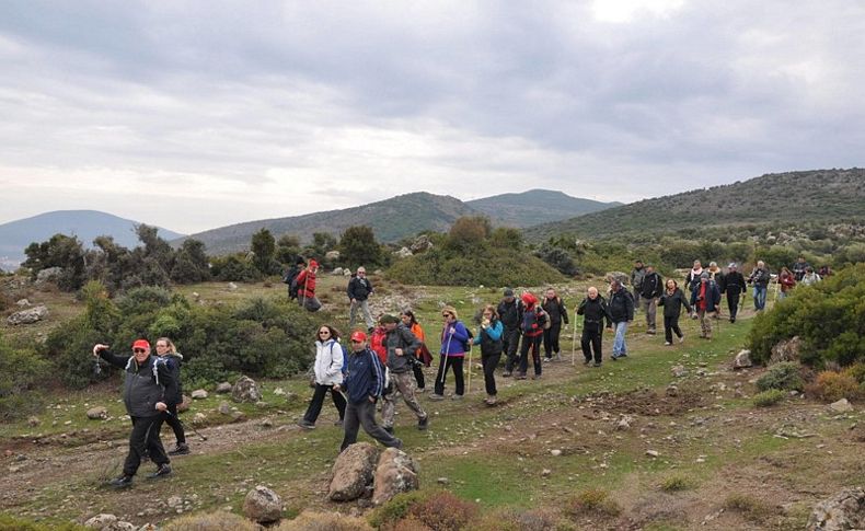 Bayraklılı gezginler yağmur çamur dinlemiyor