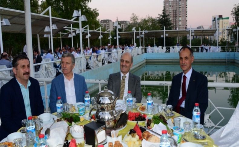 Bayraktar: Trabzonspor’un şampiyonluk yaşattığı günleri hararetle bekliyoruz