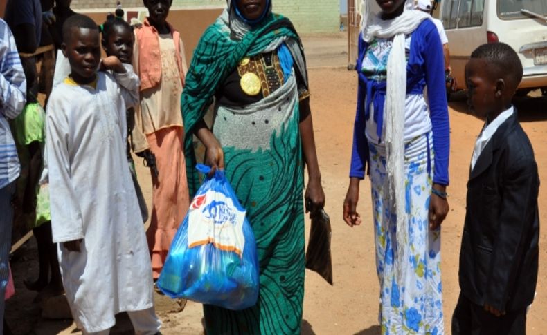 Bayramı, sahillerde değil Afrikalı yetimlere yardım götürerek geçirdiler