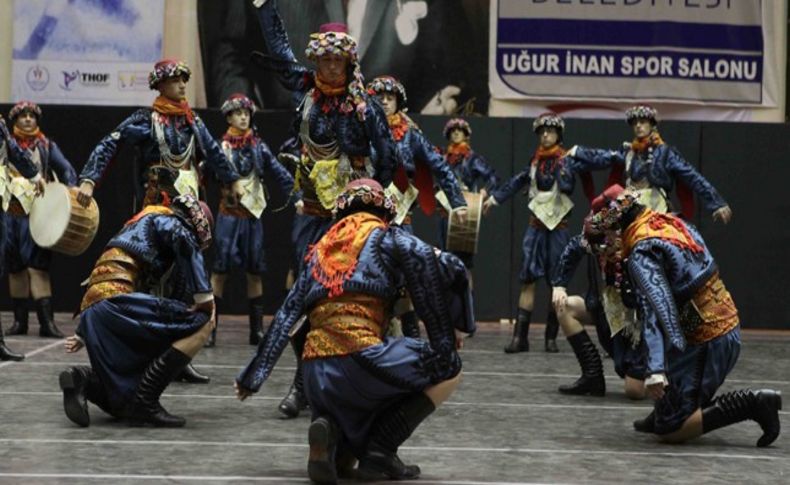 Bayraklı’nın gururu folklorcular Türkiye finalinde