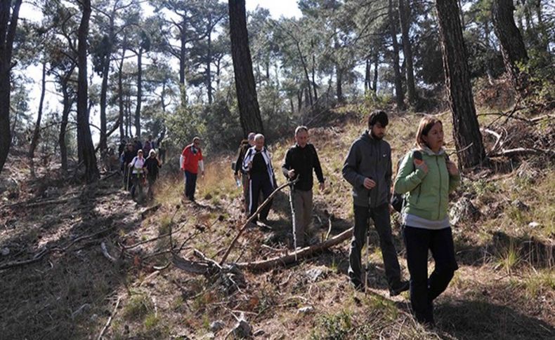 Bayraklılı doğaseverler yürüyor