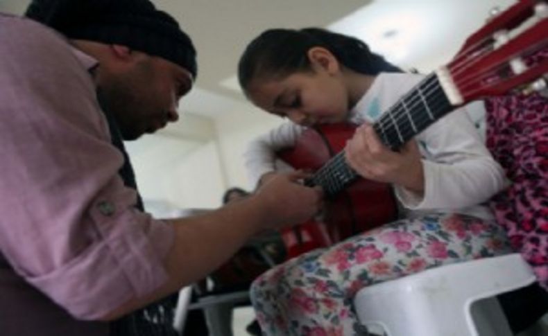 Geleceğin gitaristleri Bayraklı’da yetişiyor