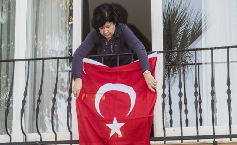 Büyükşehir, 25 bin eve ve işyerine Türk bayrağı dağıttı: İzmir bayrama hazır!