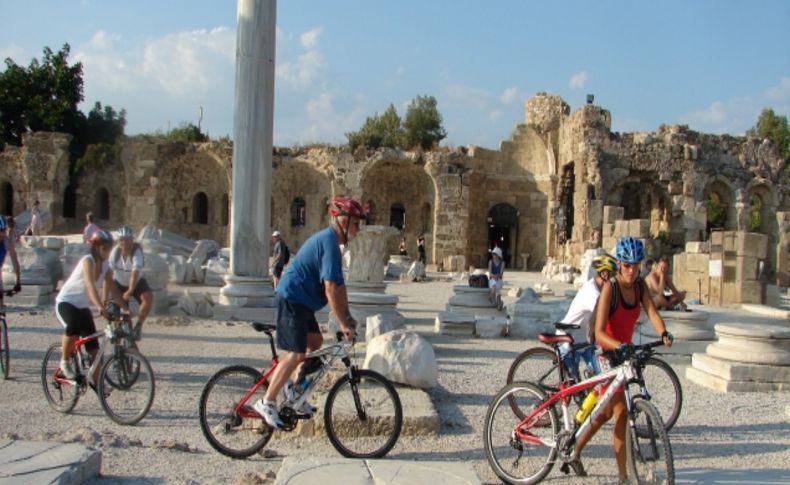 Belçikalı bisikletçiler, pedal çevirerek tarihi ören yerlerini ziyaret ediyor