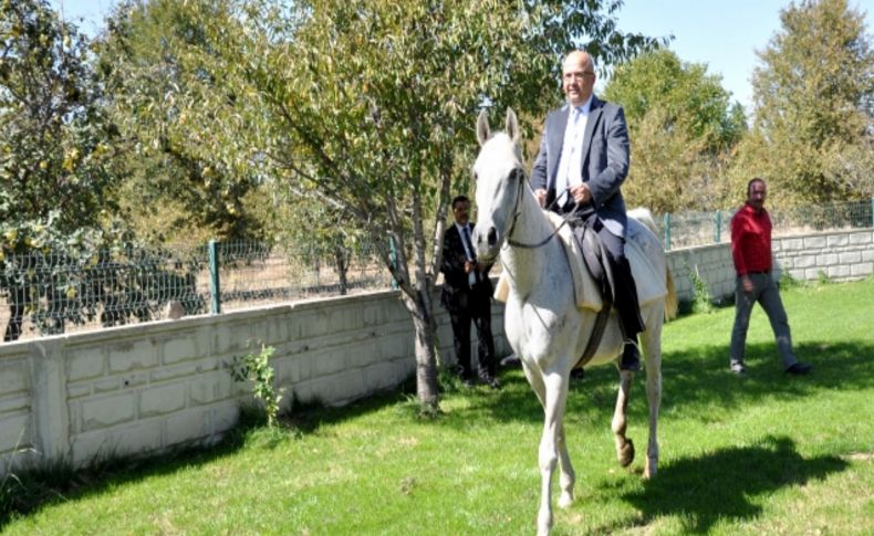 Belediye başkanı ata binip çiftliği tanıttı