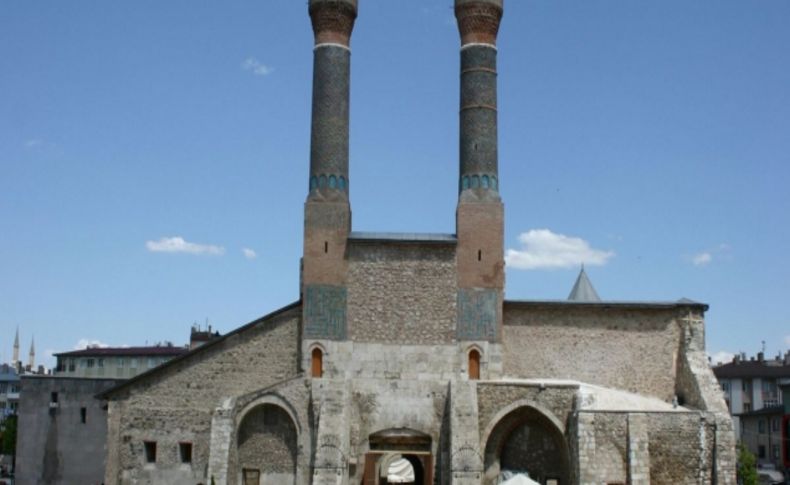 Belediye, Çifte Minareli Medrese'de çay bahçesi açılmasına karşı