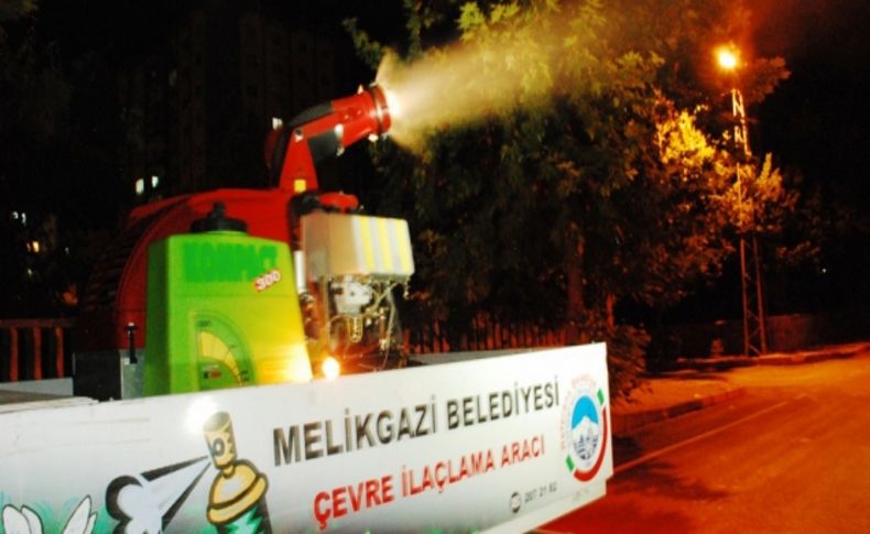 Belediye haşeratlarla gece mücadele ediyor
