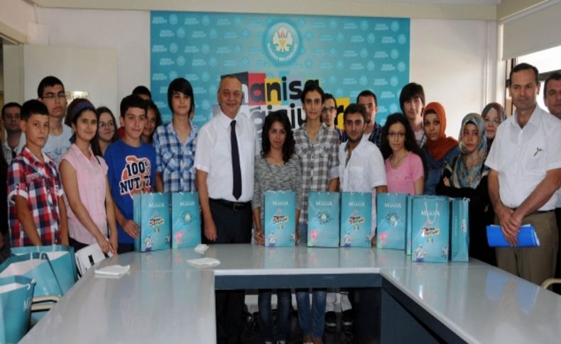Belediye, SBS ve LYS'de başarılı öğrencilere tablet hediye etti