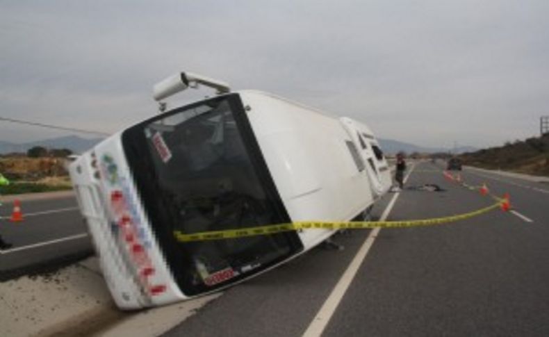 İzmir'de yolcu midibüsü devrildi: 1 ölü, 9 yaralı