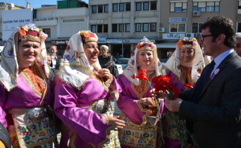 Bergamalı kadınlar meydanı renklendirdi