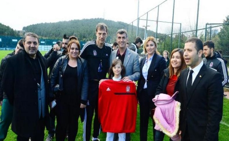 Beşiktaş Teknik Direktörü Bilic Engellilere Forma Hediye Etti