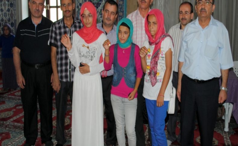 Bilgi yarışmasında dereceye giren öğrenciler tablet bilgisayarla ödüllendirildi