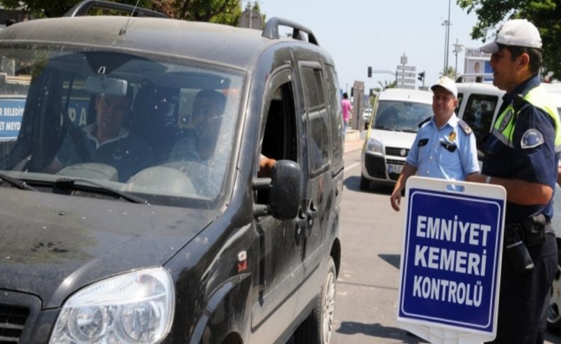 Bir aydır uyarı yapan Emniyet, kemersiz sürücleri bu kez affetmedi