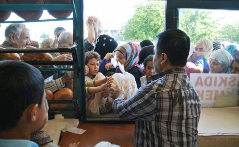 'Bir ekmek de sizden olsun' deyip Suriyelilere her gün 2 bin ekmek dağıtıyor