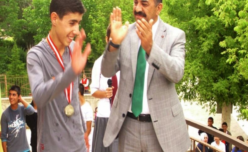 Bisiklet, yarışmasında dereceye giren sporcular çeyrek altınla ödüllendirildi