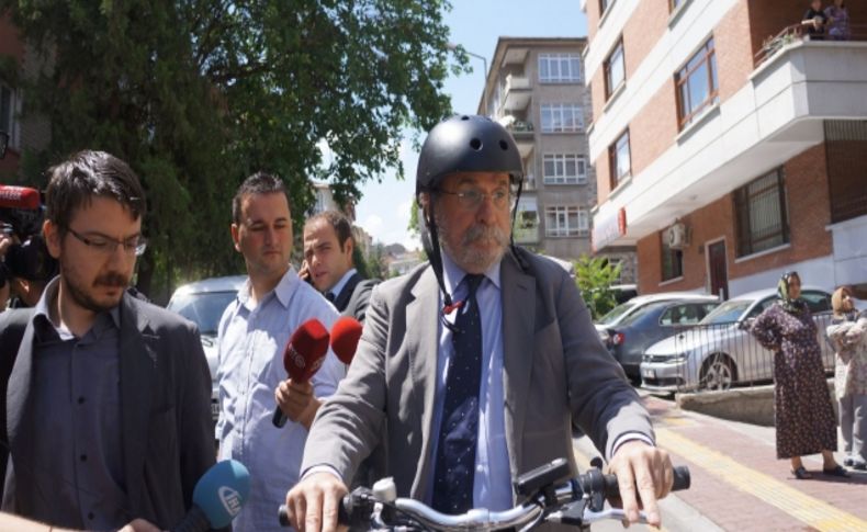 Bisikleti ile Meclis'e giden BDP'li Kürkçü'den gözaltılara alkışlı protesto