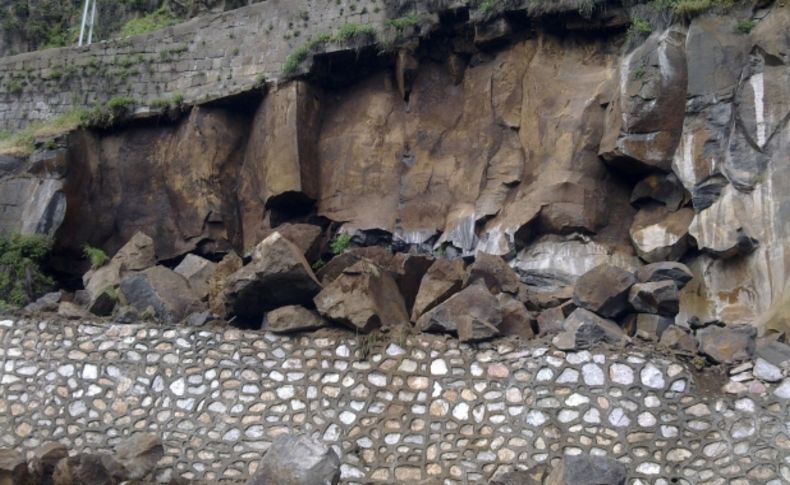 Bitlis’te göçük: Dev kayalar yola yuvarlandı