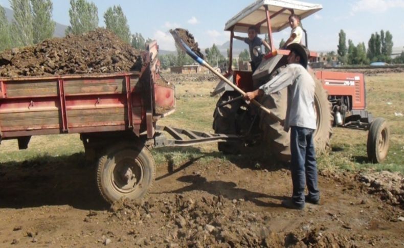 Bitlis’te tarlalar hayvan gübreleriyle güçlendiriliyor