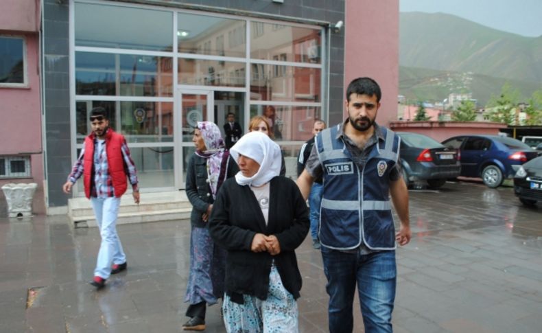 Bohçacı hırsızlar polisten kaçamadı