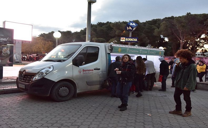 Bornova Belediyesi’nde soğuk kış günlerinde sıcak çorba