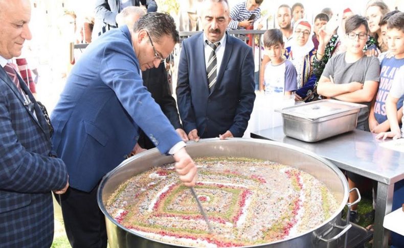 Bornova'da aşure kazanı kaynadı