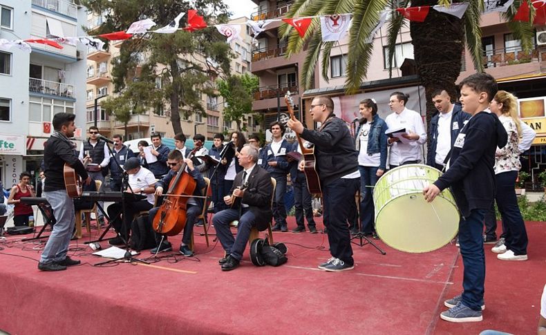 Bornova'da otizmli çocuklar hünerlerini sergiledi