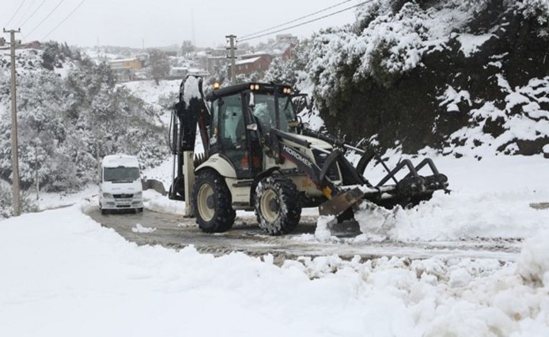 Bornova’da ekiplerden yoğun mesai: Karlı yollar ulaşıma açıldı