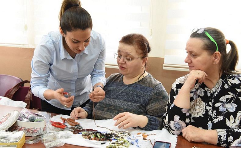 Bornovalı kadınlar hobilerinden para kazandırıyor