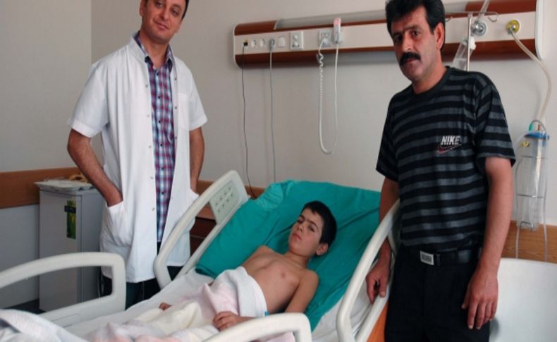 Boynundaki kurşundan 4 ay sonra kurtulan Suriyeli çocuk artık yürüyemeyecek