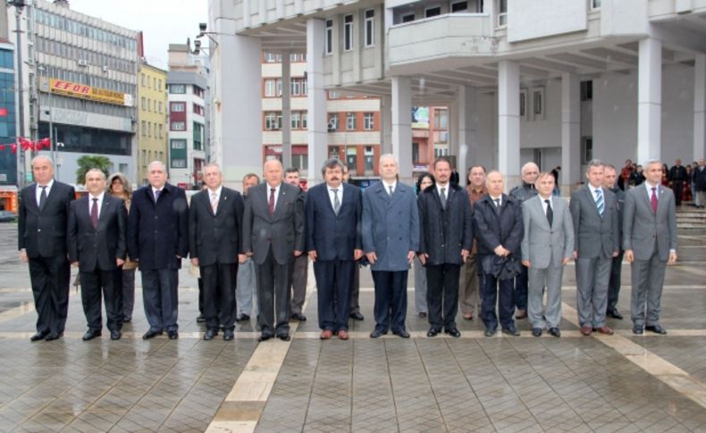 Bu defa protokol ıslandı, öğrenciler yağmurdan korundu
