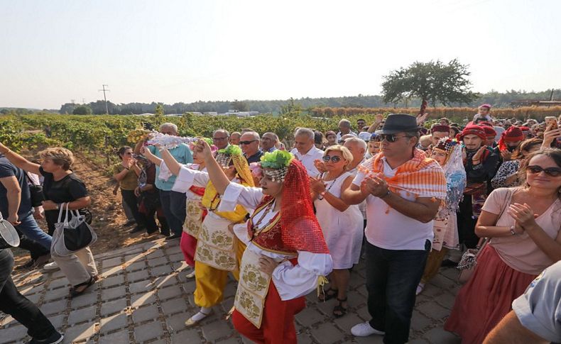 Buca 2. Bağ Bozumu Şenliği'yle renklendi