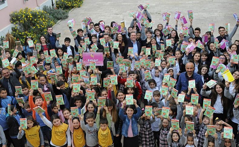 Buca Belediyesi kitap dağıttı