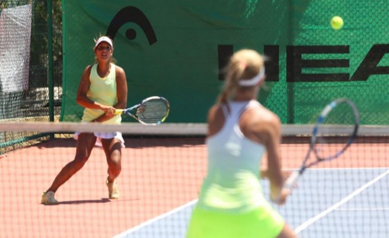 Buca’da uluslararası tenis turnuvası nefesleri kesiyor