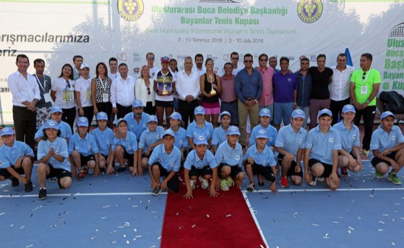 Buca'daki tenis turnuvasında kupayı o kaldırdı