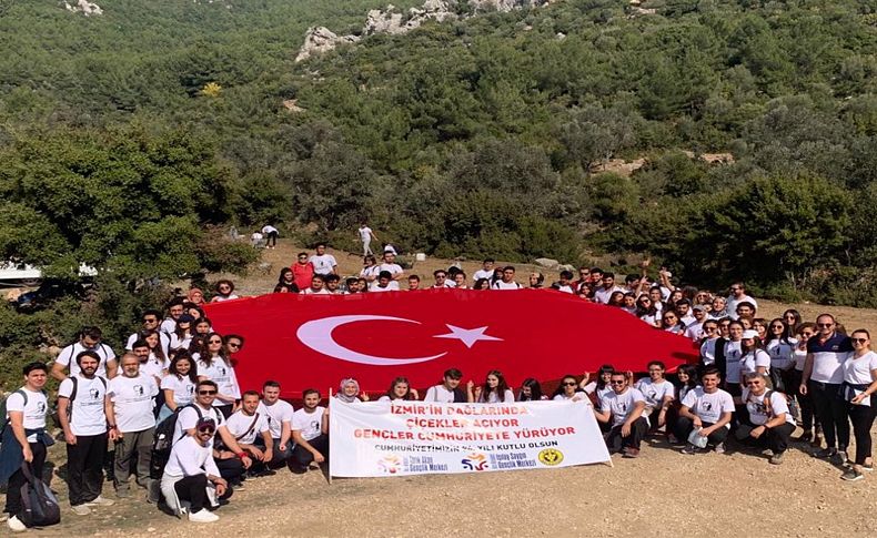 Buca’nın gençlerinden İzmir’in dağlarında cumhuriyet yürüyüşü
