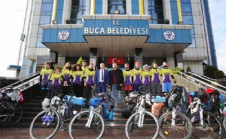 Buca'dan Çanakkale'ye pedal basıyorlar