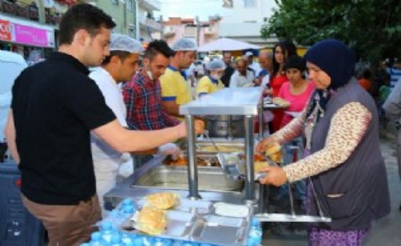 Ramazan’ın bereketi Buca’da  iftar sofralarında paylaşılıyor