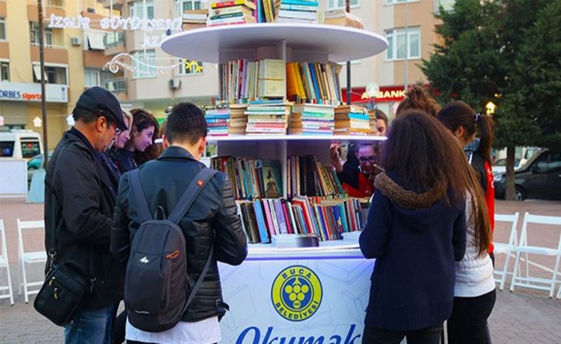 Buca Belediyesi yeni yılda fark yarattı: 8 metrelik kitap ağaç