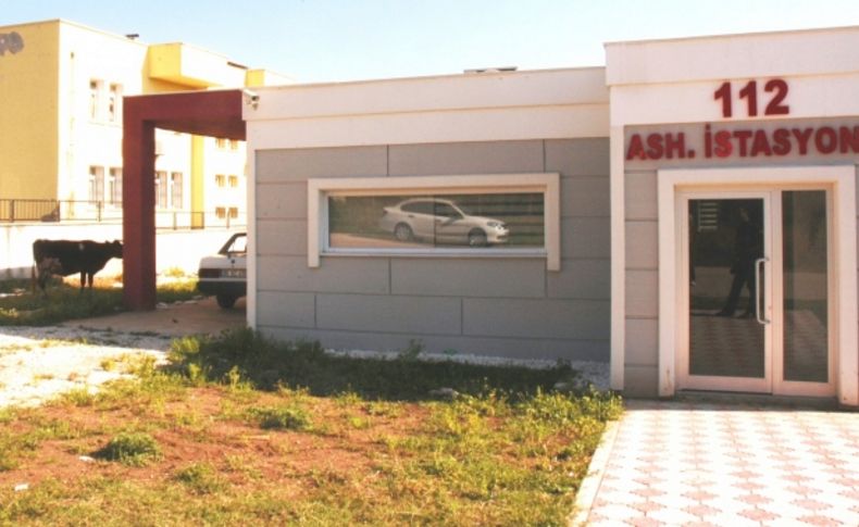 Bürokrasiye takılan 112 acil servis istasyonunun bahçesinde inekler otluyor