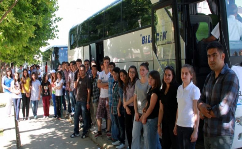 Bursa, Yalova ve Bilecik'ten 3 otobüs dolusu öğrenci Çanakkale'ye gitti
