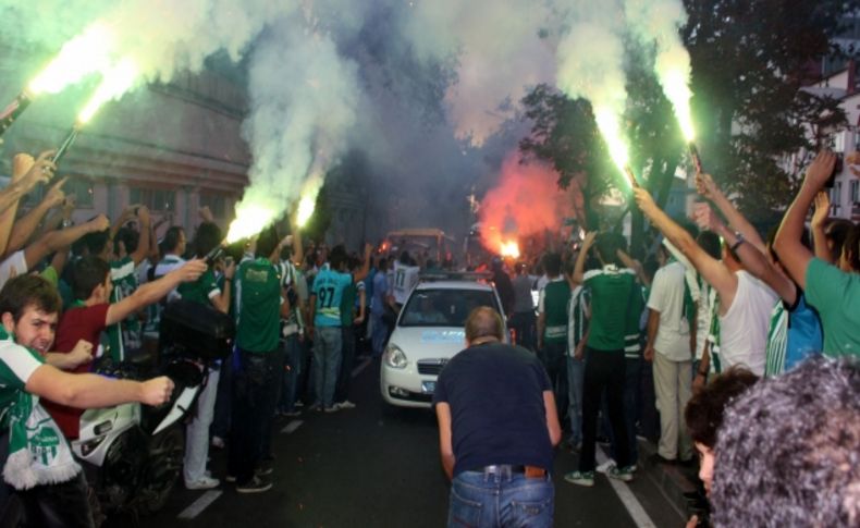 Bursaspor'a meşaleli karşılama