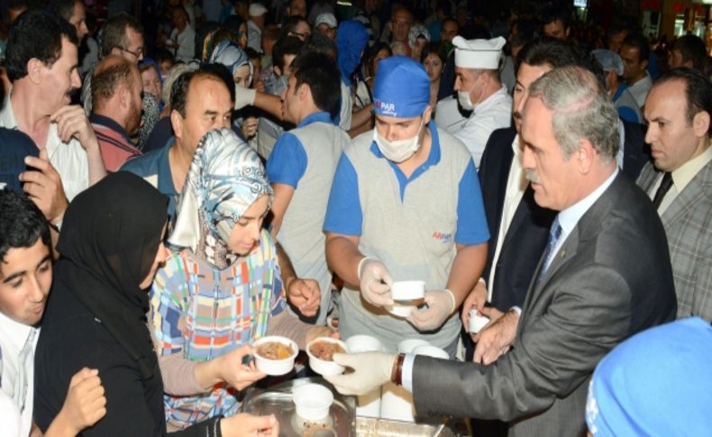 Büyükşehir, Kadir Gecesi'nde 10 bin kişiye aşure dağıttı